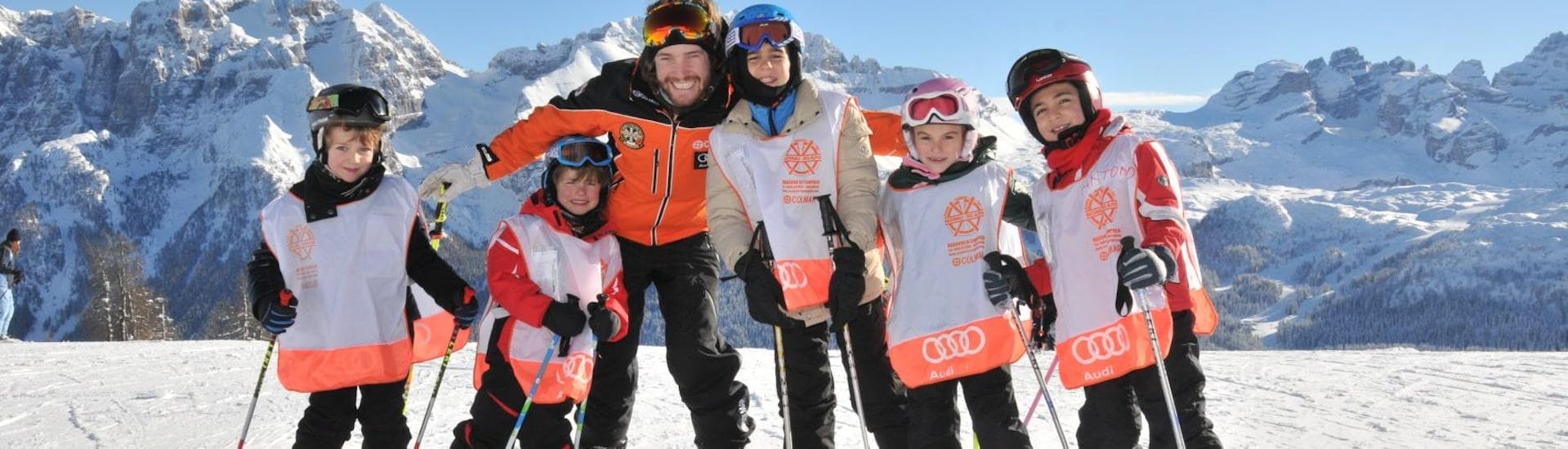 Bambini con maestri di sci a Madonna di Campiglio durante una delle lezioni di sci per bambini (4-12 anni) - Giornata intera.