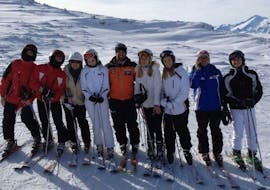 I partecipanti insieme a Madonna di Campiglio durante una delle lezioni di sci per adulti di tutti i livelli.