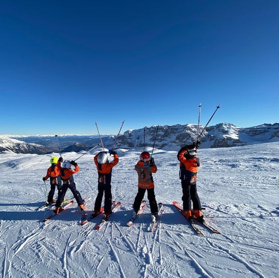 Kinder schauen sich die Berge während eines privaten Skikurses für Kinder aller Altersstufen in Madonna di Campiglio an.