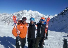 Moniteur de ski avec les participants à Madonna di Campiglio pendant une des cours particuliers de ski pour adultes de tous niveaux.