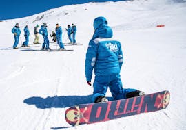 Un adulto está disfrutando de clases particulares de snowboard con École de Ski 360 Samoëns.