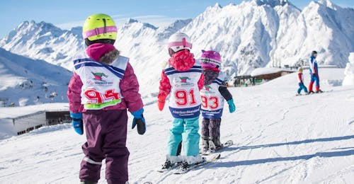 Kinder-Skikurs (6-15 J.) für Anfänger mit Skischule Ischgl Schneesport Akademie Kinder lernen das Skifahren im Kinder Skikurs (6-15 Jahre) - Anfänger der Skischule Ischgl Schneesport Akademie.