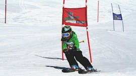 A child during the final race of the Kids Ski Lessons (6-15 years) - Advanced with the ski school Skischule Ischgl Schneesport Akademie.