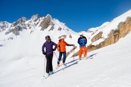 Gli sciatori fanno una pausa durante le lezioni private di sci per adulti di tutti i livelli con Evolution 2 Val d'Isère.