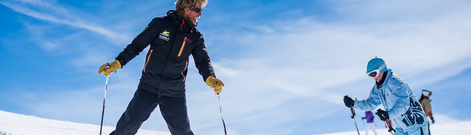 Sous la supervision d'un moniteur de ski de l'école de ski Evolution 2 Val d'Isère un skieur améliore sa technique pendant son Cours particulier de ski pour Adultes - Basse saison.