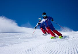 Les adultes skient sur les pistes pendant les cours de ski pour adultes - niveau expérimenté avec l'école de ski Skischule Ischgl Schneesport Akademie.