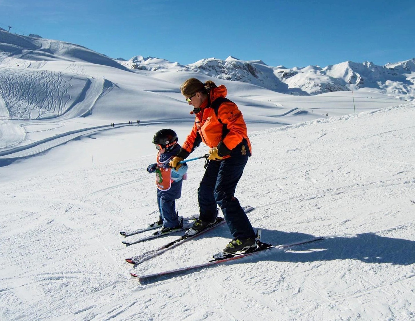 Un bambino sta scendendo la sua prima pista durante le lezioni private di sci per bambini di tutti i livelli con Evolution 2 Val d'Isère.