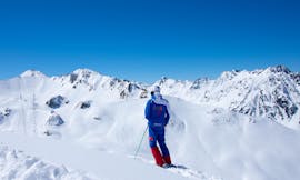 Un giovane sciatore migliora la sua tecnica di sci durante le lezioni private di sci per adulti - Tutti i livelli della scuola di sci Skischule Ischgl Schneesport Akademie.