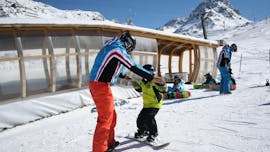 A snowboard teacher is giving Private Snowboarding Lessons for Kids & Adults - All Levels at the school Skischule Ischgl Schneesport Akademie.