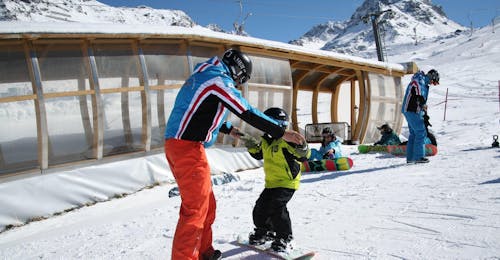 private-snowboarding-lessons-for-kids-adults-all-levels-skischule-ischgl-schneesport-akademie A snowboard teacher is giving Private Snowboarding Lessons for Kids & Adults - All Levels at the school Skischule Ischgl Schneesport Akademie.