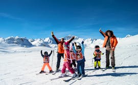 Los niños están felices de participar en sus clases de esquí para niños (6-13 años) Los niños están felices de participar en sus clases de esquí para niños (6-13 años) con Evolution 2 Val d'Isère.
