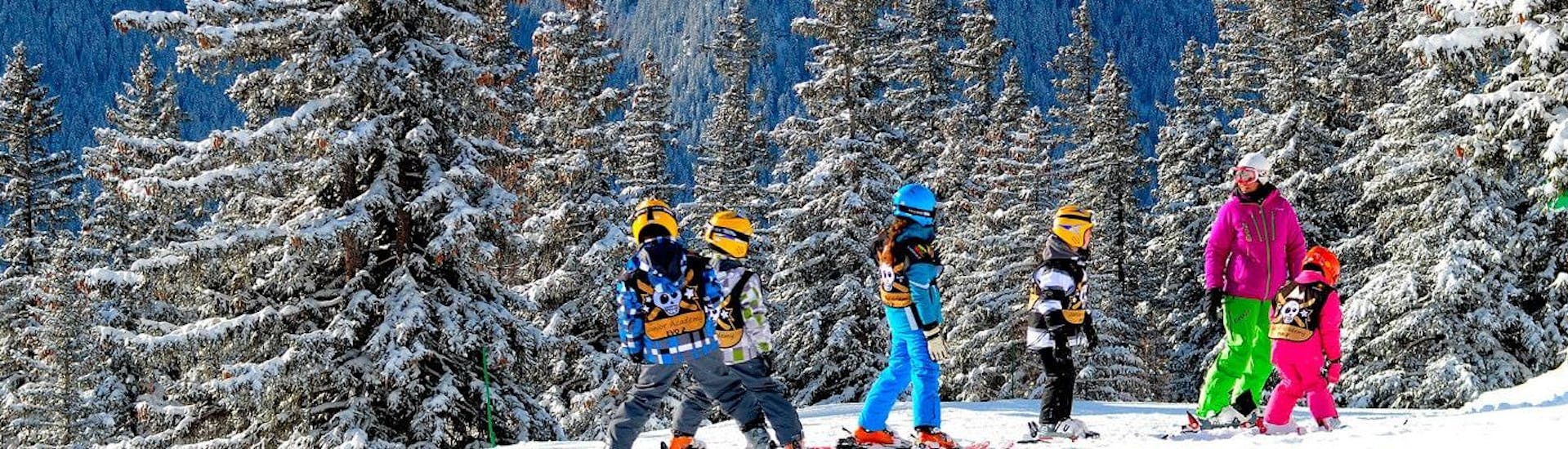 Des enfants apprennent à skier pendant leur Cours de ski pour Enfants (6-18 ans) - Tous niveaux avec l'école de ski Evolution 2 Val d'Isère.