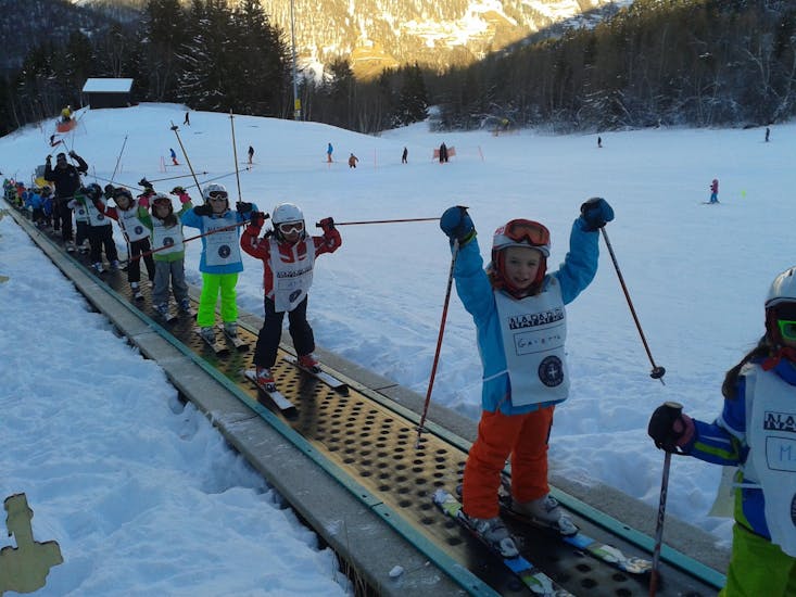 Les enfants à Bormio pendant l'un des cours de ski pour Enfants (6-12 ans) pour Tous les Niveaux - Journée complète.