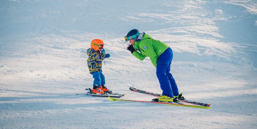 Kleine skiër leert skiën tijdens privé skilessen voor kinderen - alle niveaus met een instructeur van de skischool Scuola di Sci B.foxes.