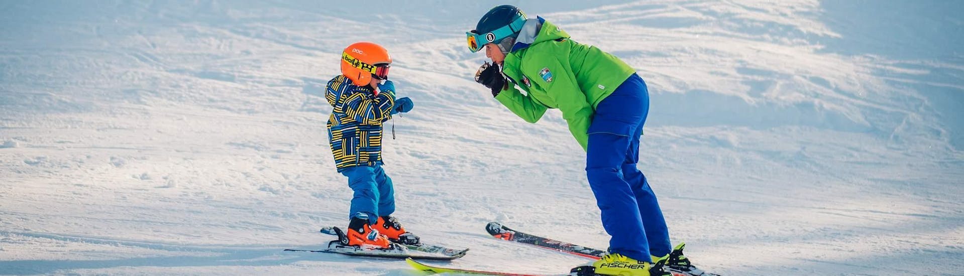 Kleines Kind lernt während des Privater Kinder Skikurs - Alle Levels mit der Skilehrerin von der Skischule Scuola di Sci B.foxes Skifahren.