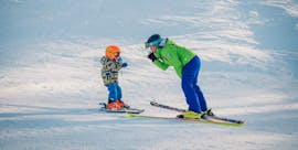 A child is enjoying the tailored-made Private Ski Lessons for Kids - All Levels and benefits from the full attention of an experienced instructor from the ski school Scuola di Sci B.foxes.