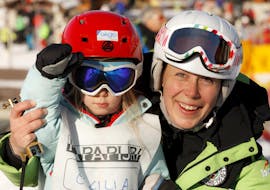 Un enfant et un moniteur de ski posant pour une photo à Bormio pendant l'un des cours particuliers de ski pour Enfants de Tous Niveaux et de Tous Âges.