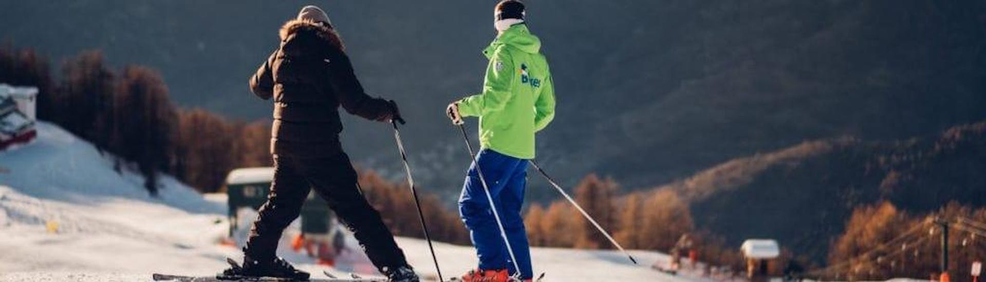 Un adulto impara a sciare durante le lezioni private di sci per adulti - Tutti i livelli della scuola di sci Scuola di Sci B.foxes.