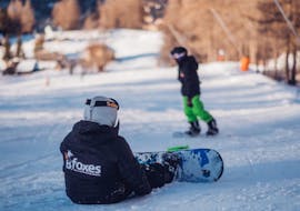 Un giovane snowboardista si diverte durante le Lezioni private di snowboard - Tutte le età e livelli e beneficia dell'attenzione di un istruttore della Scuola di Sci B.foxes.