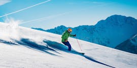 Ein Skifahrer fährt eine Piste mit seinem Skilehrer von der Skischule Scuola di Sci B.foxes im Rahmen des Angebots Privater Freeride Kurs - für Erwachsene hinuter.