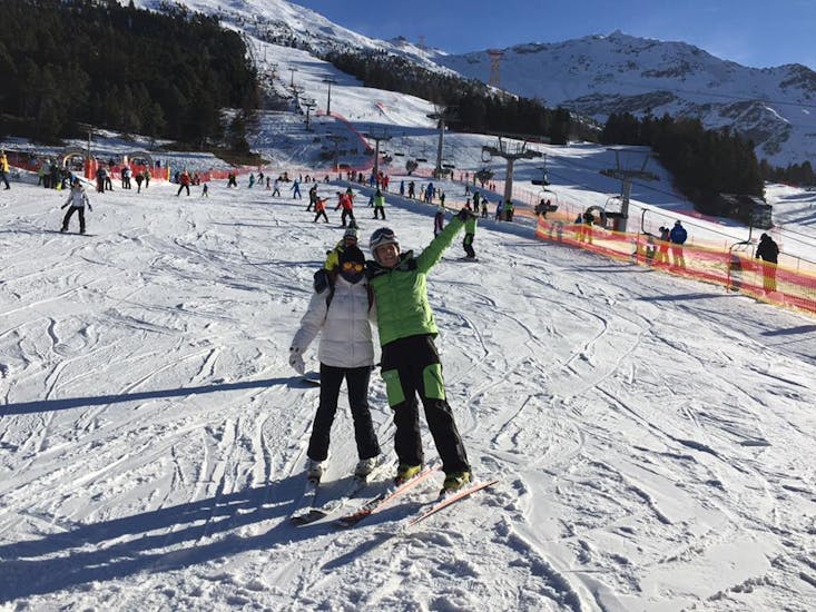 Deelnemer en skileraar zijn blij na een van de Privé Skilessen voor Volwassenen van Alle Niveaus in Bormio.