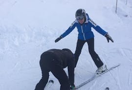 Partecipante e maestro di sci a Bormio durante una delle lezioni private di sci per adulti di tutti i livelli.