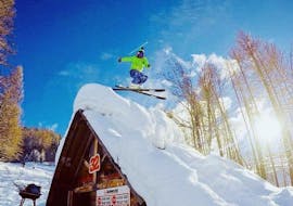 Im Rahmen des Kurses Privater Freestyle Kurs - Für Erwachsene übt ein Skifahrer neue Tricks aus, die ihm sein Lehrer von der Skischule Scuola di Sci B.foxes beigebracht hat.