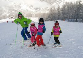 A group of children is enjoying the Kids Ski Lessons (3-6 y.) - Beginner - Christmas in the safe environment of the school Scuola di Sci B.foxes.