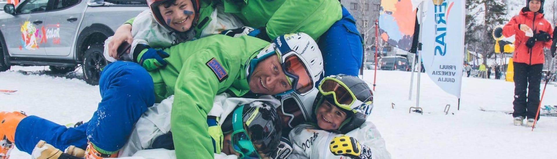 Kinder haben Spaß mit dem Skilehrer von der Skischule Scuola di Sci B.foxes im Kinder Skikurs (3-6 J.) - Alle Levels - Weihnachten.