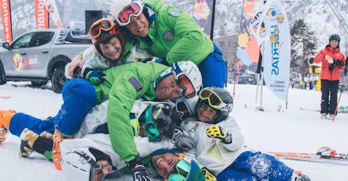 Lezioni di sci bambini (3-6 anni) per intermedi - Natale con Scuola di Sci B.Foxes Bardonecchia Dei bambini piccoli imparano a sciare durante le Lezioni di sci per bambini (3-6 anni) - Tutti Liv. - Natale sotto la supervisione di un istruttore della Scuola di Sci B.foxes.