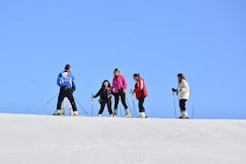 Un gruppo di sciatori sta imparando a sciare sulle piste del comprensorio sciistico della Via Lattea a Sestriere durante una delle Lezioni di sci per adulti - Con esperienza organizzate dalla Scuola di Sci Olimpionica.