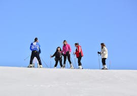 Eine Gruppe von Skifahrern lernt während der von der Skischule Scuola di Sci Olimpionica in Sestriere angebotenen Aktivität Skikurs für Erwachsene - Anfänger auf der Piste in Via Lattea das Skifahren.