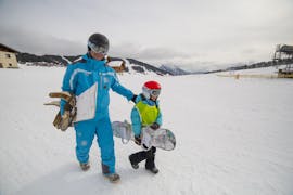 Een instructeur en zijn leerling bereiden zich voor op hun privéles snowboarden met 360 Les Gets.