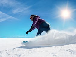 Ein Snowboarder erobert während der von der Skischule Scuola di Sci Olimpionica angebotenen Aktivität Privater Snowboardkurs für Kinder & Erwachsene - Alle Levels eine Piste in Sestriere