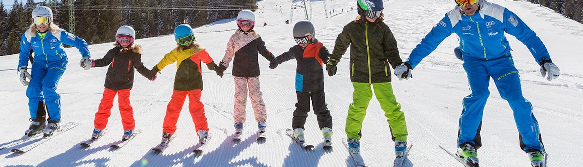 Kinderskilessen (4-6 j.) voor beginners Een groep kinderen heeft plezier in de sneeuw tijdens hun kinderskilessen voor beginners bij de Schneesportschule Balderschwang.