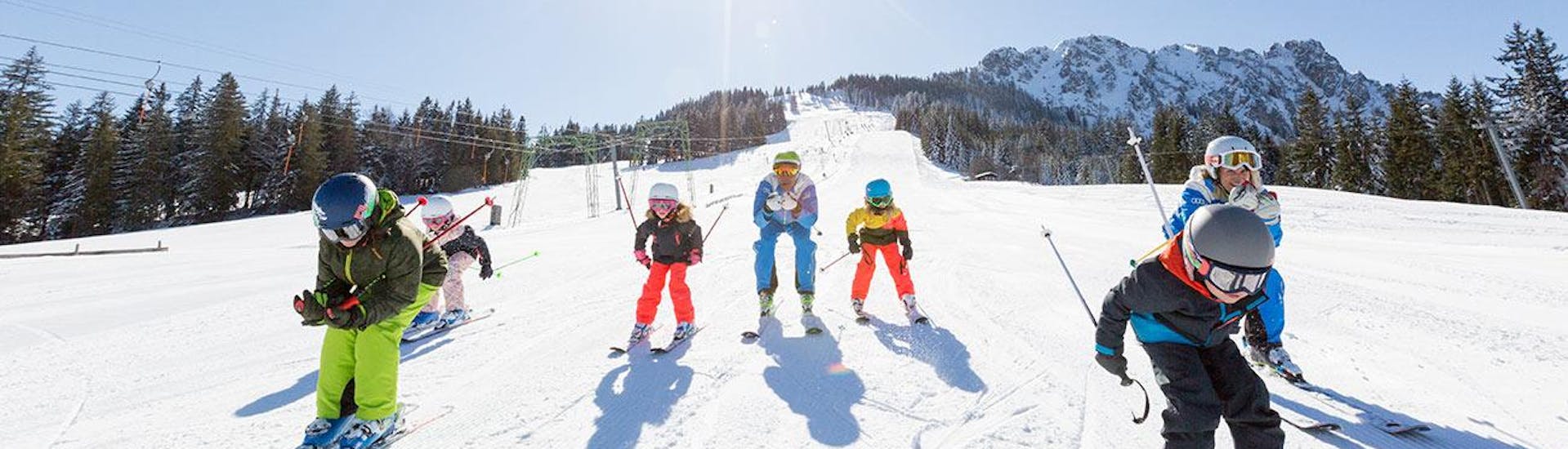 Skilessen voor kinderen (vanaf 5 jaar) voor gevorderden Een groep jonge skiërs racet de piste af tijdens hun kinderskilessen voor gevorderden bij de Schneesportschule Balderschwang.