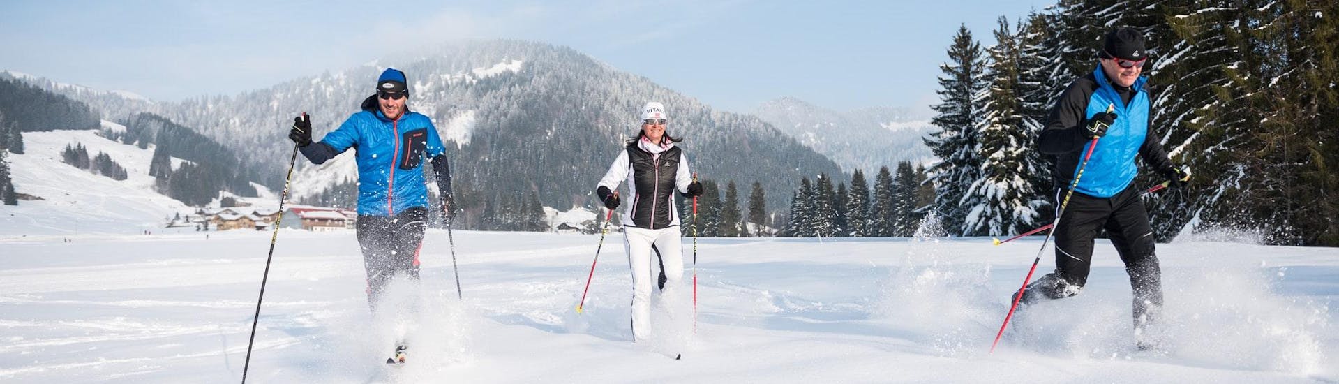Drei Wintersportler besuchen den Langlaufkurs für Anfänger bei der Schneesportschule Balderschwang. 
