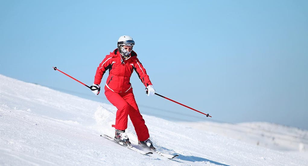 Een volwassen skiër neemt deel aan de skilessen voor volwassenen voor alle niveaus bij de Schneesportschule Balderschwang.