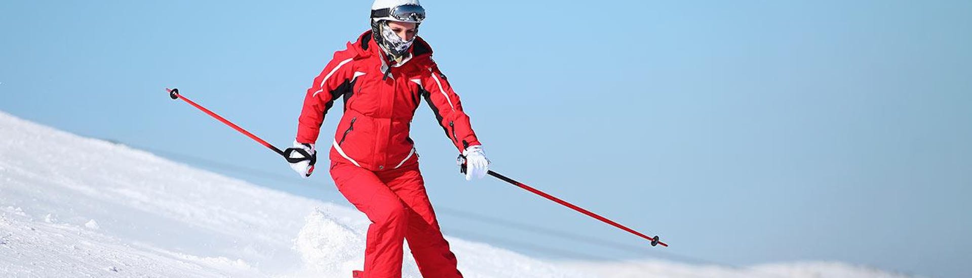Skilessen voor volwassenen voor alle niveaus Een volwassen skiër neemt deel aan de skilessen voor volwassenen voor alle niveaus bij de Schneesportschule Balderschwang.