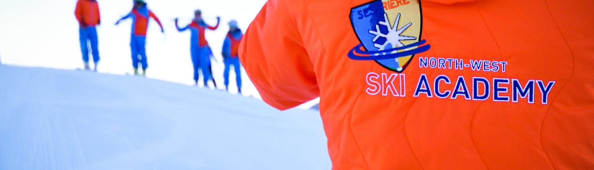 Un gruppo di sciatori si sta preparando per le Lezioni private di sci per adulti - Special - Tutti i livelli organizzate dalla scuola di sci YES Academy Sestriere.