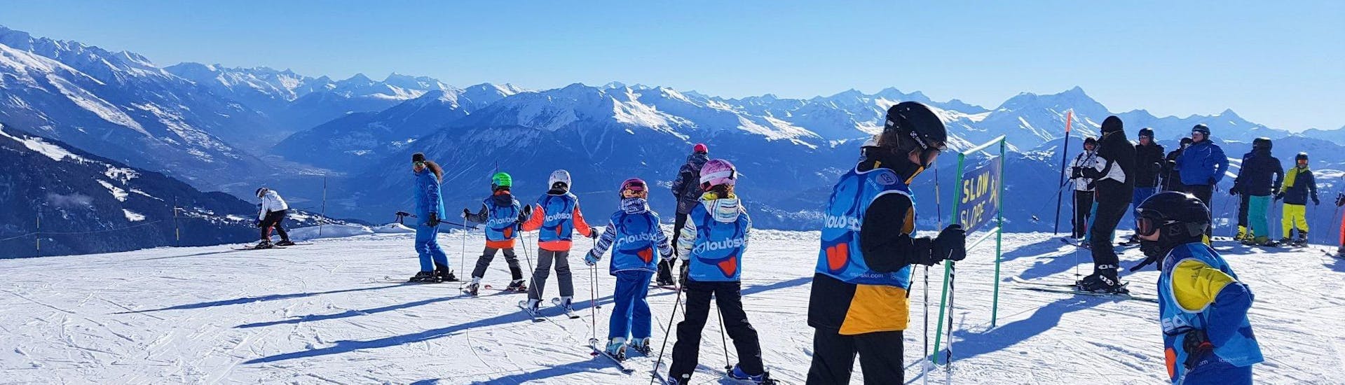 Clases de esquí para niños a partir de 6 años para todos los niveles.