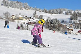 A budding skier attempts a schuss during a ski course for kids from 2 to 5 years old with the ESI Glycérine in Anzère.