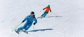 Zwei Personen lernen während eines privaten Skikurses für Erwachsene mit dem ESI Glycérine in Anzère wie man Schwünge macht.