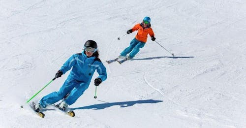 Cours particulier de ski pour Adultes avec ESI Glycérine Sport Anzère Deux personnes s'initient aux virages coupés durant un cours particulier de ski pour adultes avec l'ESI Glycérine à Anzère.