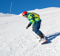 Een snowboarder pronkt met zijn vaardigheden tijdens zijn privé-snowboardlessen voor alle niveaus met Evolution 2 Val d'Isère.