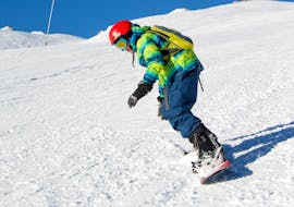 Een snowboarder pronkt met zijn vaardigheden tijdens zijn privé-snowboardlessen voor alle niveaus met Evolution 2 Val d'Isère.