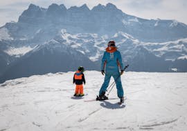 Un enfant fait un Cours particulier de ski Enfants pour Tous niveaux avec ESI Morgins M3S.