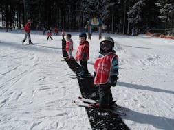 Lezioni di sci per bambini a partire da 4 anni per tutti i livelli con Skischule Bayerwald.