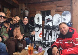 Des gens heureux après leurs cours de snowboard pour tous âges et tous niveaux avec l'école de ski Ride'em de Breuil-Cervinia.