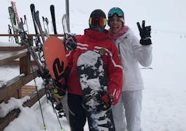 Zwei Freunde bereiten sich auf ihre private Snowboardstunde mit der Ride'em Ski School Breuil-Cervinia vor.